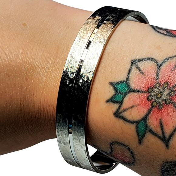 Silver Tone Textured Bangle Bracelet Retro Unsigned 9" - Picture 2 of 5